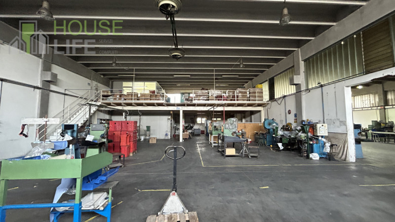 CALDOGNO: CAPANNONE INDUSTRIALE SINGOLO di mq 900 circa (500+400) H 6,00 sotto trave, con area es...