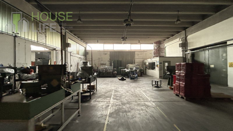 CALDOGNO: CAPANNONE INDUSTRIALE SINGOLO di mq 900 circa (500+400) H 6,00 sotto trave, con area es...