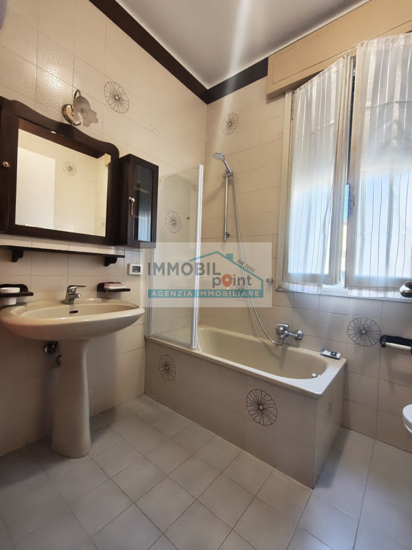 In zona fiera a Padova, su una via laterale di Via Pescarotto, a 900 metri dalla stazione ferrovi...