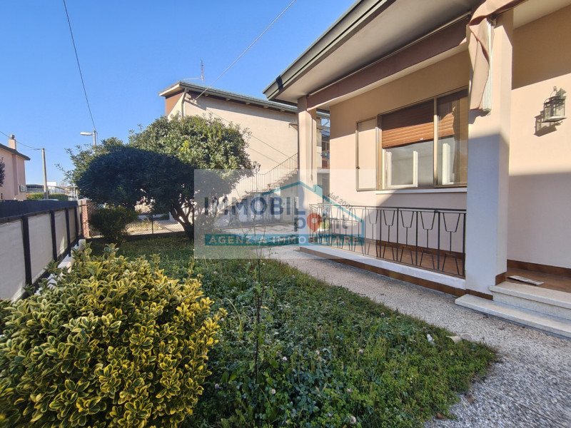 In zona fiera a Padova, su una via laterale di Via Pescarotto, a 900 metri dalla stazione ferrovi...