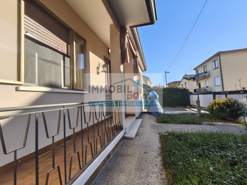 In zona fiera a Padova, su una via laterale di Via Pescarotto, a 900 metri dalla stazione ferrovi...