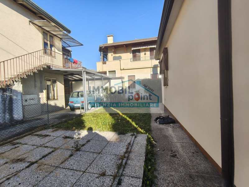 In zona fiera a Padova, su una via laterale di Via Pescarotto, a 900 metri dalla stazione ferrovi...