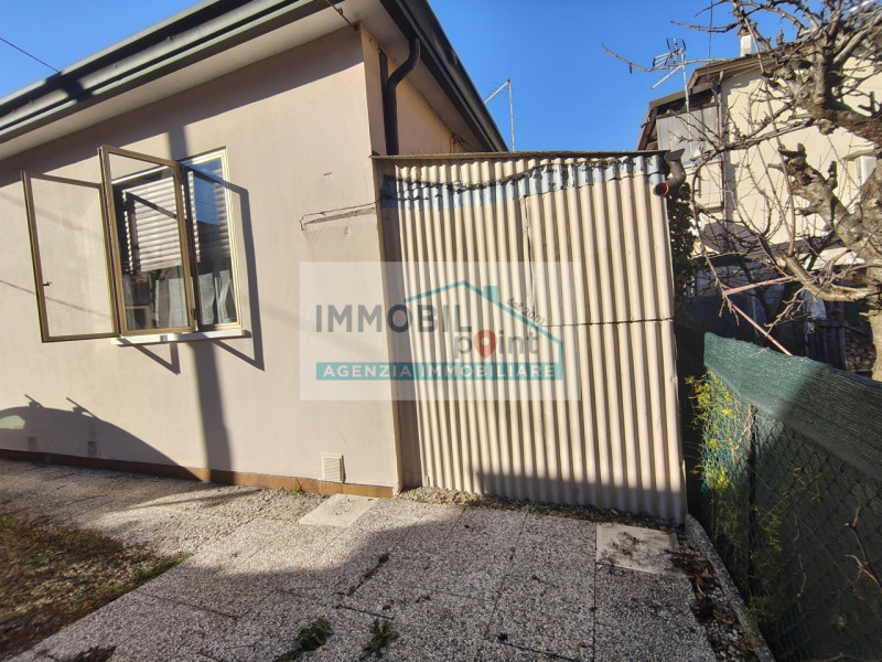 In zona fiera a Padova, su una via laterale di Via Pescarotto, a 900 metri dalla stazione ferrovi...