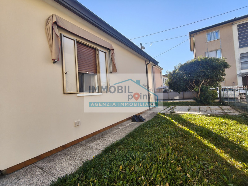 In zona fiera a Padova, su una via laterale di Via Pescarotto, a 900 metri dalla stazione ferrovi...