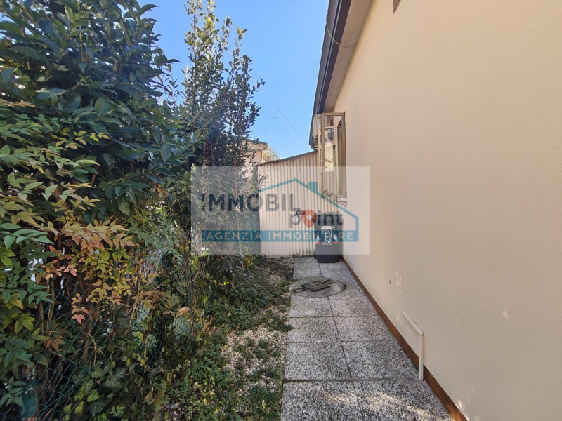 In zona fiera a Padova, su una via laterale di Via Pescarotto, a 900 metri dalla stazione ferrovi...