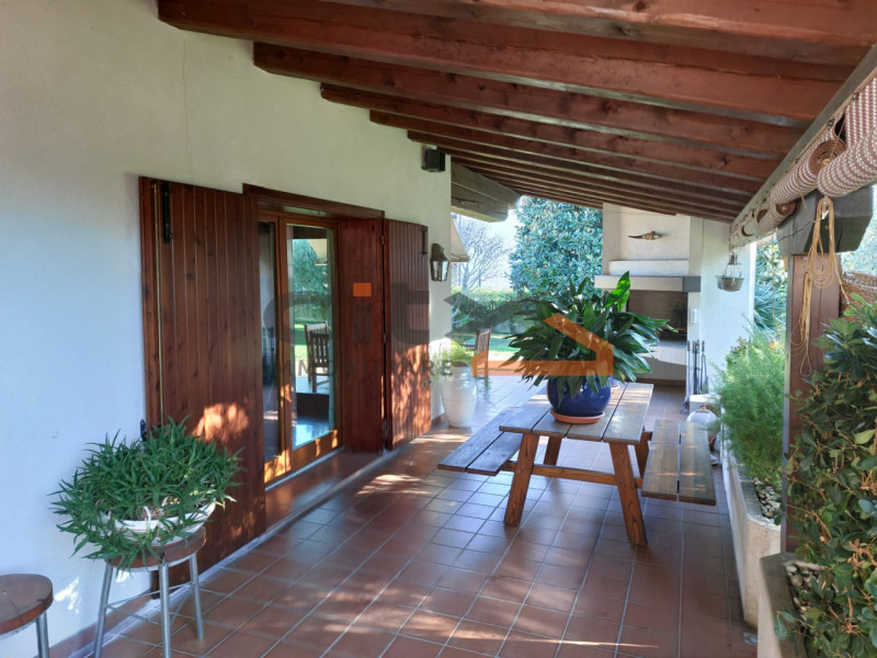 Scopri questa villa singola situata nel cuore di Pove del Grappa, un comune incantevole che offre...