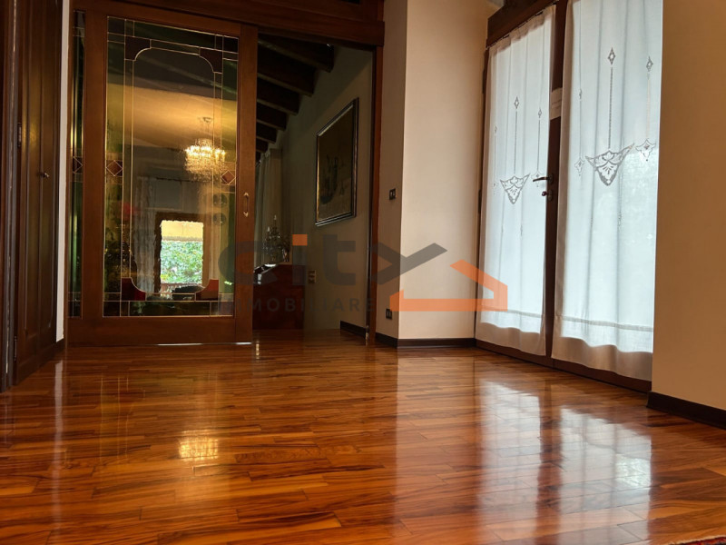 Scopri questa villa singola situata nel cuore di Pove del Grappa, un comune incantevole che offre...