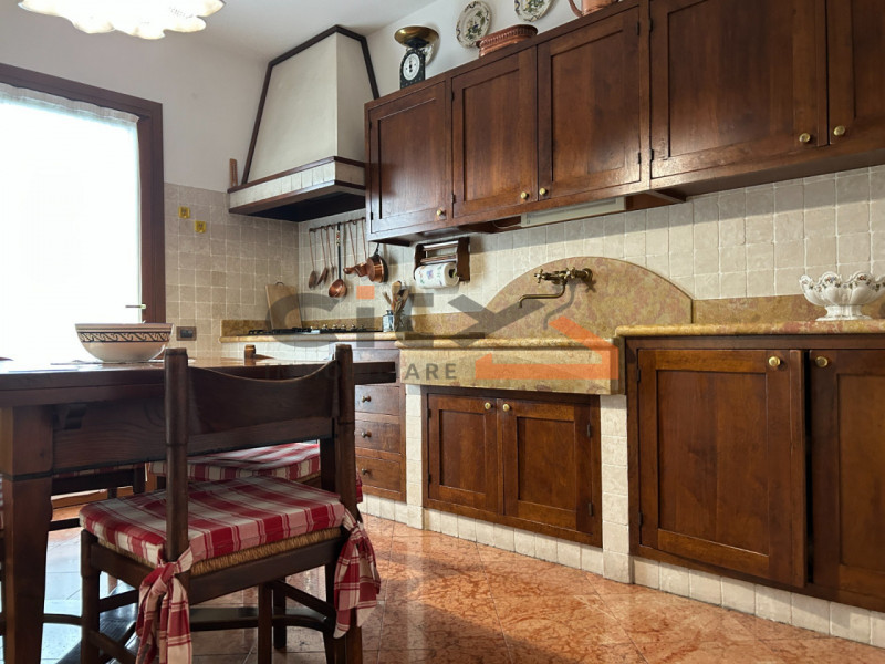 Scopri questa villa singola situata nel cuore di Pove del Grappa, un comune incantevole che offre...