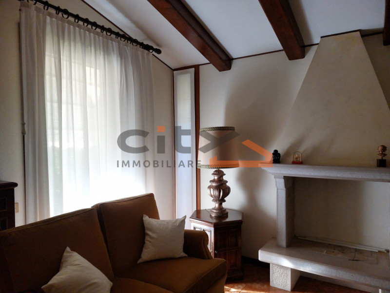 Scopri questa villa singola situata nel cuore di Pove del Grappa, un comune incantevole che offre...