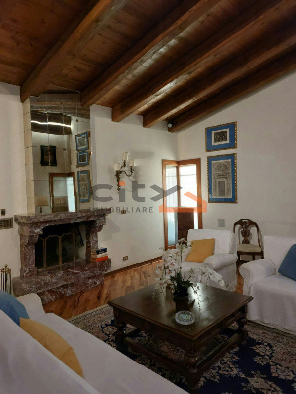 Scopri questa villa singola situata nel cuore di Pove del Grappa, un comune incantevole che offre...