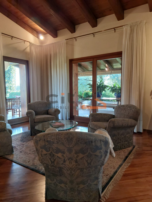 Scopri questa villa singola situata nel cuore di Pove del Grappa, un comune incantevole che offre...