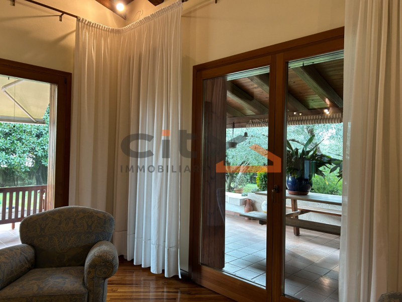 Scopri questa villa singola situata nel cuore di Pove del Grappa, un comune incantevole che offre...