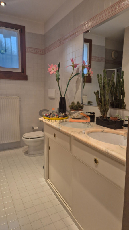 Scopri questa villa singola situata nel cuore di Pove del Grappa, un comune incantevole che offre...