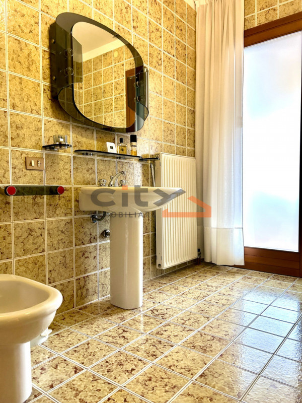 Scopri questa villa singola situata nel cuore di Pove del Grappa, un comune incantevole che offre...