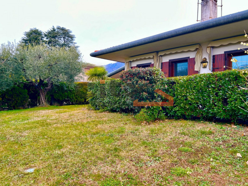 Scopri questa villa singola situata nel cuore di Pove del Grappa, un comune incantevole che offre...