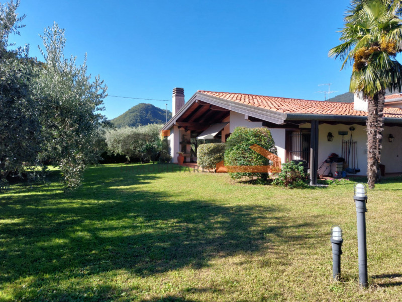 Scopri questa villa singola situata nel cuore di Pove del Grappa, un comune incantevole che offre...