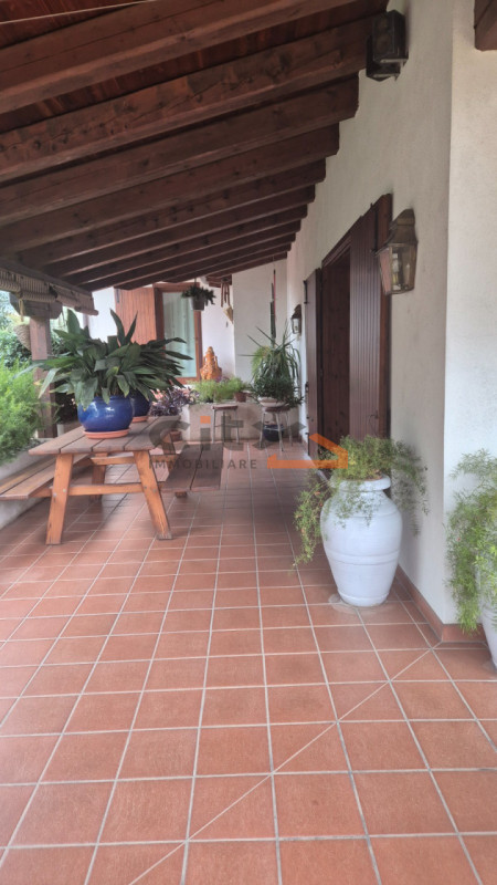 Scopri questa villa singola situata nel cuore di Pove del Grappa, un comune incantevole che offre...