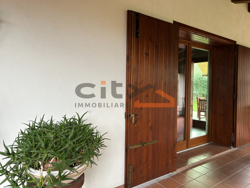 Scopri questa villa singola situata nel cuore di Pove del Grappa, un comune incantevole che offre...