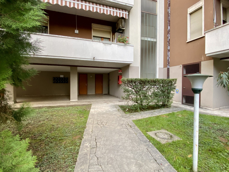 In zona Mercato Nuovo, a breve distanza dal centro storico di Vicenza e circondato dai principali...