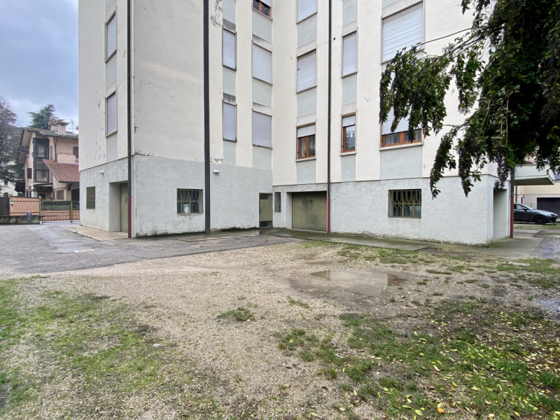 In zona San Pio a Vicenza, precisamente in Via Andrea Marani, proponiamo in vendita un appartamen...