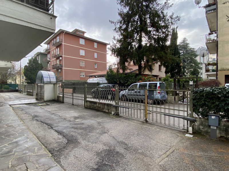 In zona San Pio a Vicenza, precisamente in Via Andrea Marani, proponiamo in vendita un appartamen...