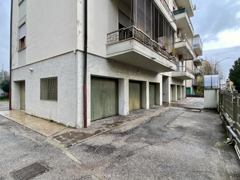 In zona San Pio a Vicenza, precisamente in Via Andrea Marani, proponiamo in vendita un appartamen...