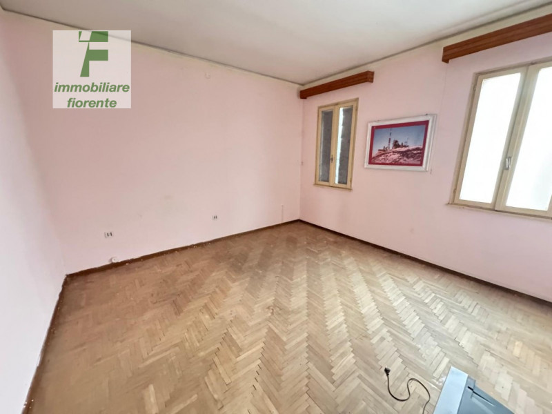 LIBERA SUBITO...PORZIONE DI CASA SU 2 LIVELLI DI MQ 108 TOTALI...CON INGRESSO PEDONALE E CARRAIO ...