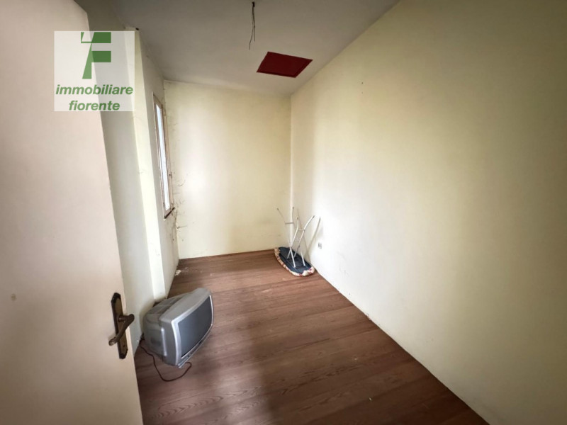 LIBERA SUBITO...PORZIONE DI CASA SU 2 LIVELLI DI MQ 108 TOTALI...CON INGRESSO PEDONALE E CARRAIO ...