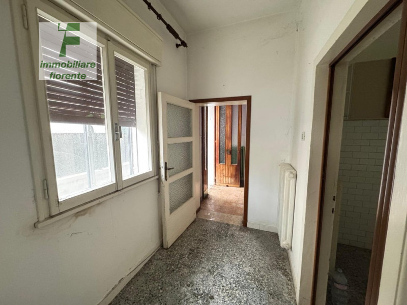 LIBERA SUBITO...PORZIONE DI CASA SU 2 LIVELLI DI MQ 108 TOTALI...CON INGRESSO PEDONALE E CARRAIO ...