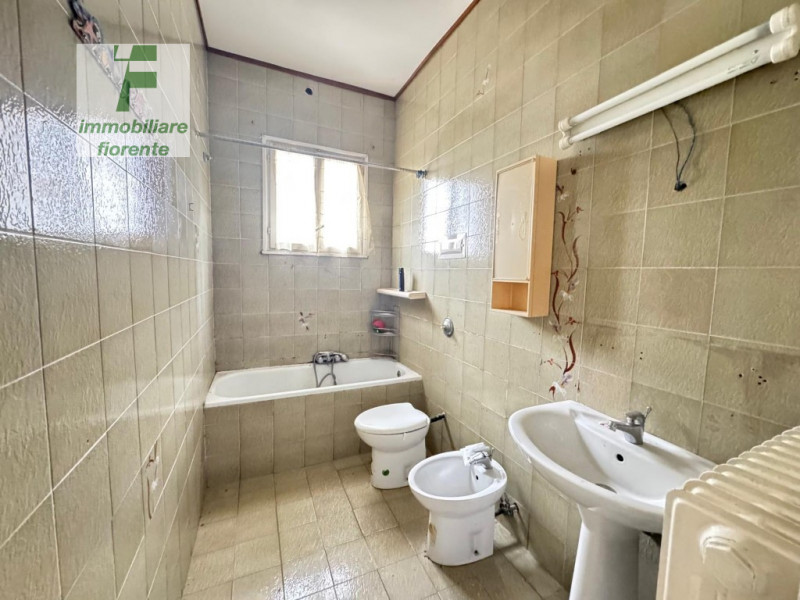 LIBERA SUBITO...PORZIONE DI CASA SU 2 LIVELLI DI MQ 108 TOTALI...CON INGRESSO PEDONALE E CARRAIO ...