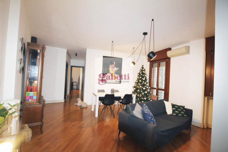 Nel cuore della rinomata zona Istituti-Portello di Padova,  proponiamo in vendita un raffinato ap...