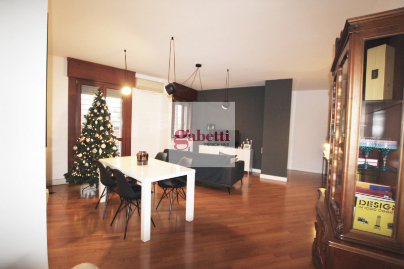 Nel cuore della rinomata zona Istituti-Portello di Padova,  proponiamo in vendita un raffinato ap...