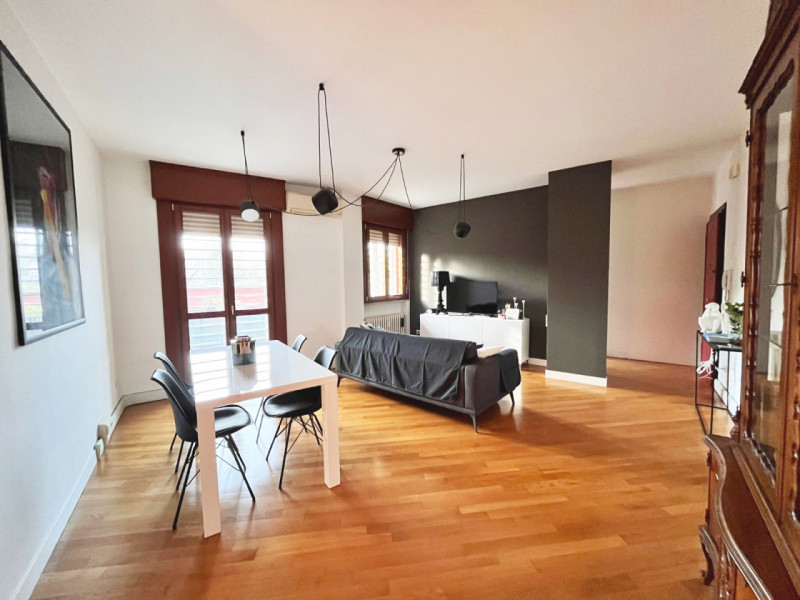 Nel cuore della rinomata zona Portello Istituti di Padova,  proponiamo in vendita un raffinato ap...