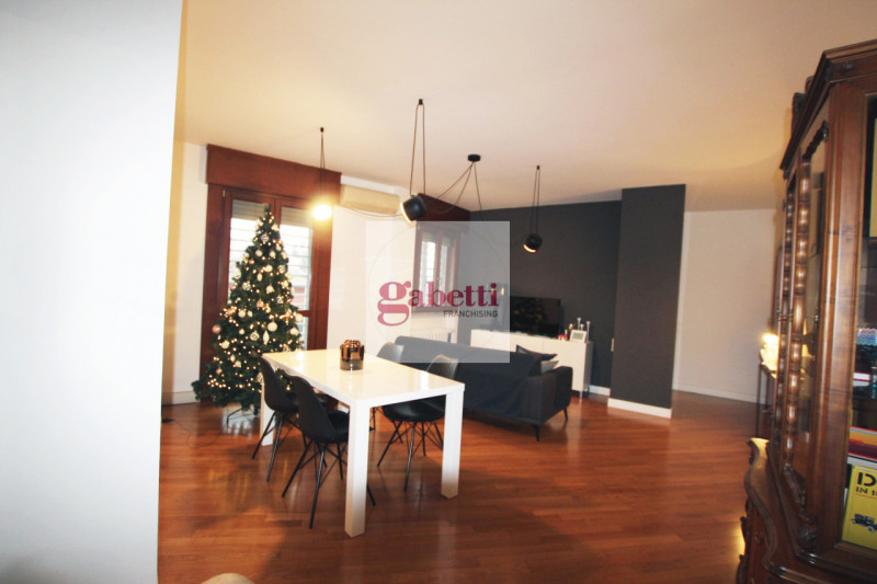 Nel cuore della rinomata zona Istituti-Portello di Padova,  proponiamo in vendita un raffinato ap...