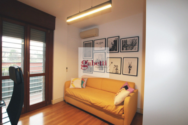 Nel cuore della rinomata zona Istituti-Portello di Padova,  proponiamo in vendita un raffinato ap...