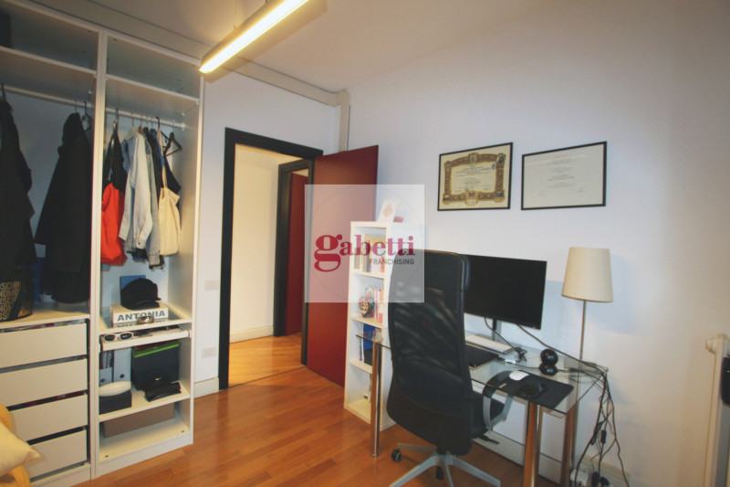 Nel cuore della rinomata zona Istituti-Portello di Padova,  proponiamo in vendita un raffinato ap...