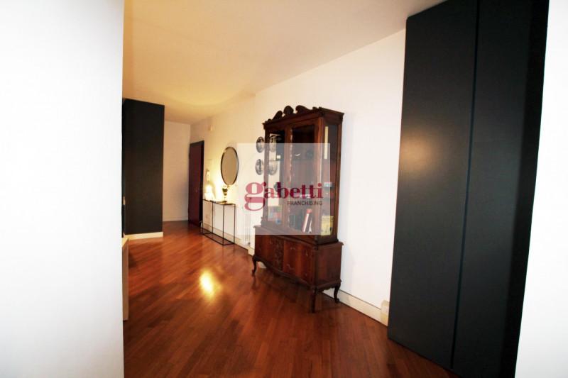 Nel cuore della rinomata zona Istituti-Portello di Padova,  proponiamo in vendita un raffinato ap...