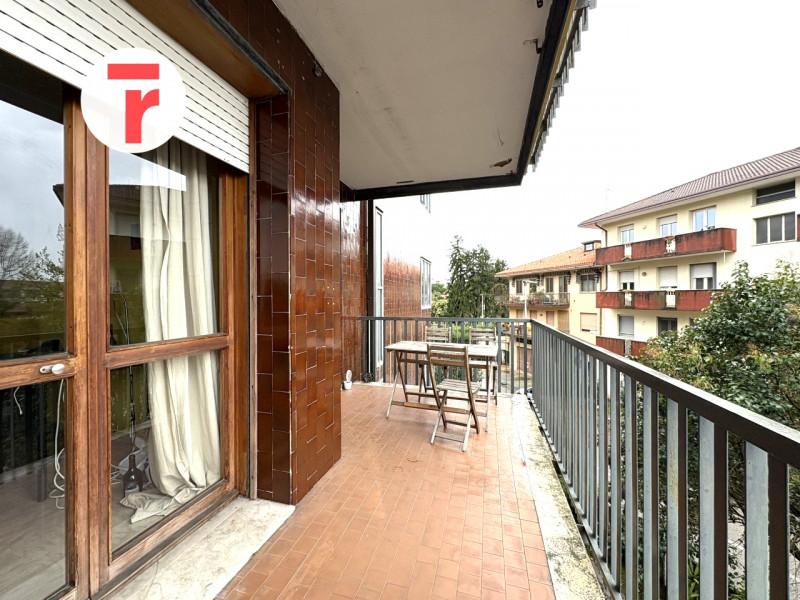 In condominio realizzato con criteri signorili e accurati, appartamento inserito in un contesto p...