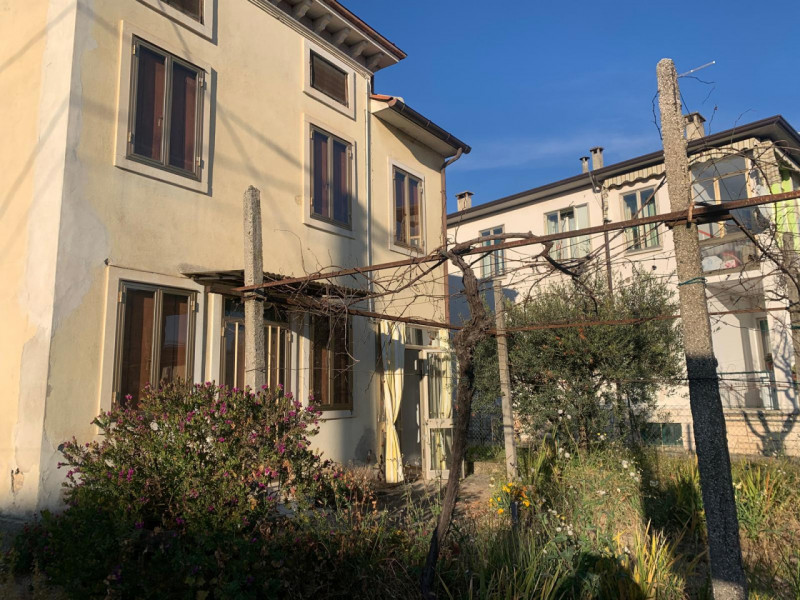 Proponiamo in esclusiva la vendita di una casa singola terratetto situata nella comoda e servita ...