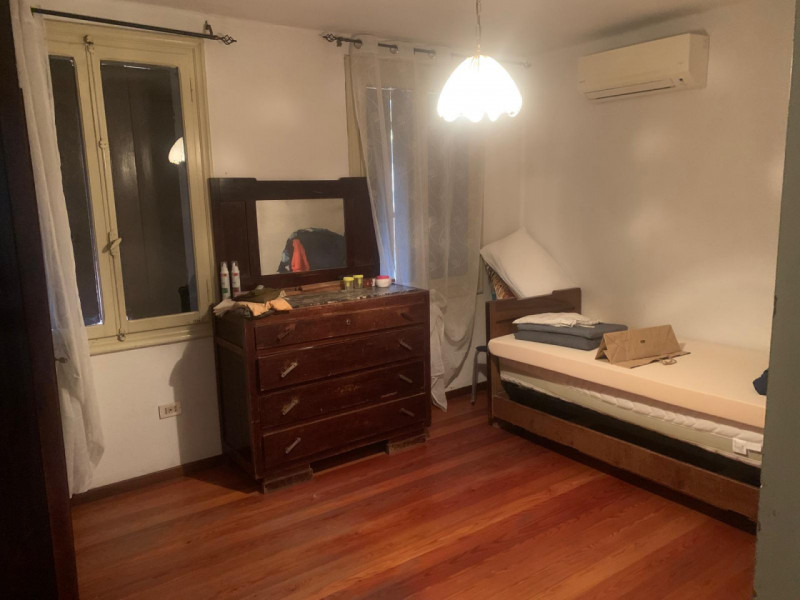 Proponiamo in esclusiva la vendita di una casa singola terratetto situata nella comoda e servita ...