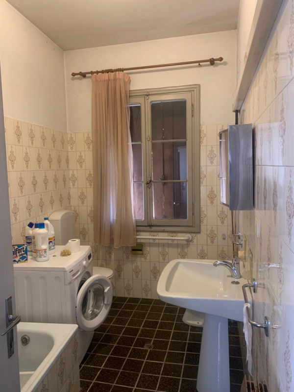 Proponiamo in esclusiva la vendita di una casa singola terratetto situata nella comoda e servita ...