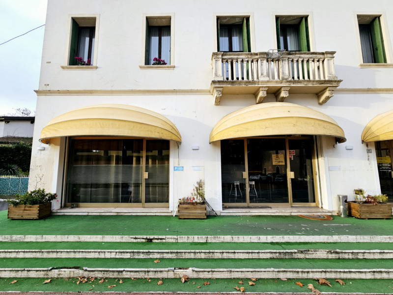 A Treponti, frazione del Comune di Teolo, proponiamo in vendita un negozio per investimento. L’im...
