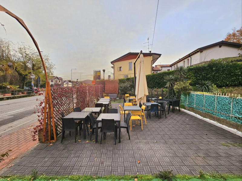 A Treponti, frazione del Comune di Teolo, proponiamo in vendita un negozio per investimento. L’im...