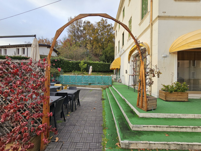 A Treponti, frazione del Comune di Teolo, proponiamo in vendita un negozio per investimento. L’im...