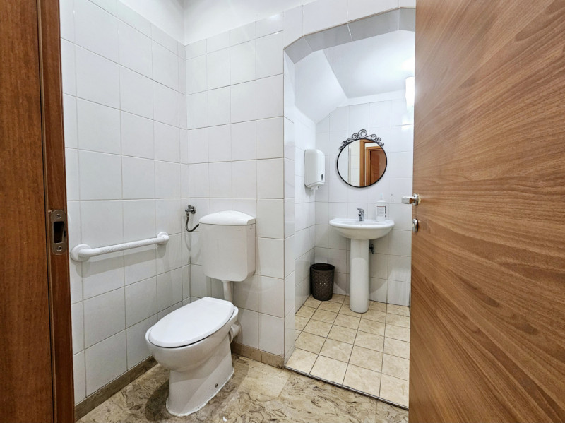 A Treponti, frazione del Comune di Teolo, proponiamo in vendita un negozio per investimento. L’im...