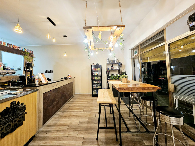 A Treponti, frazione del Comune di Teolo, proponiamo in vendita un negozio per investimento. L’im...