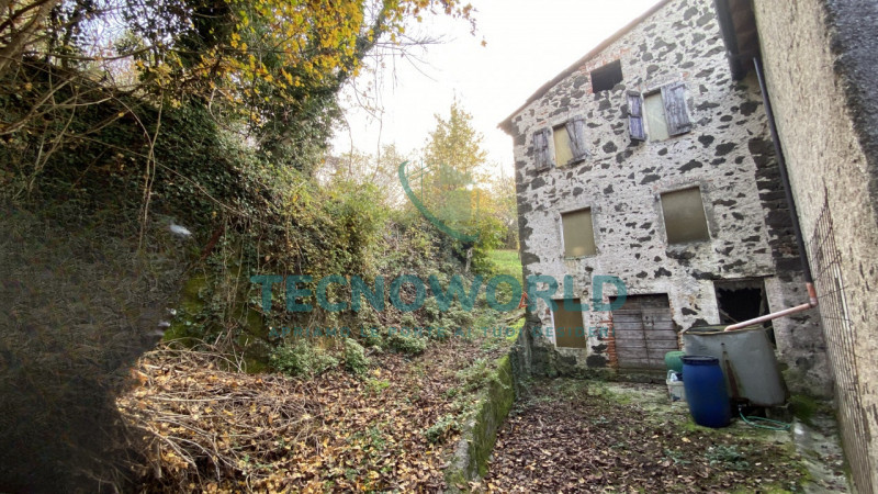 LUGO DI VICENZA. 
Sviluppato su tre livelli per un totale di 75mq con giardino/terreno attiguo di...