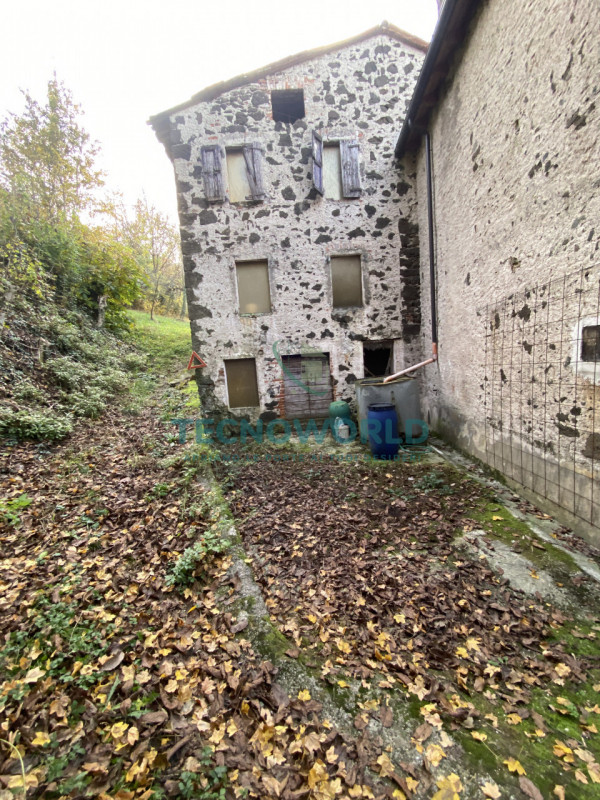 LUGO DI VICENZA. 
Sviluppato su tre livelli per un totale di 75mq con giardino/terreno attiguo di...
