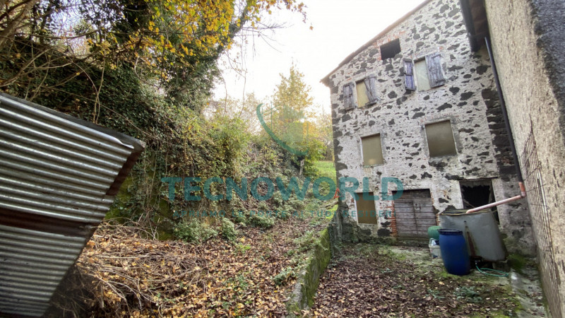 LUGO DI VICENZA. 
Sviluppato su tre livelli per un totale di 75mq con giardino/terreno attiguo di...