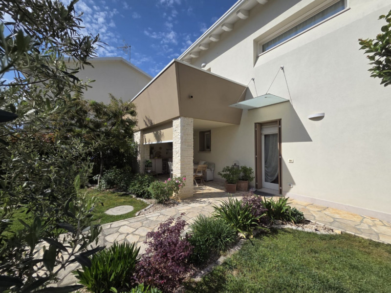 Situata in una zona strategica ma tranquilla di Abano Terme, al confine con Montegrotto, proponia...